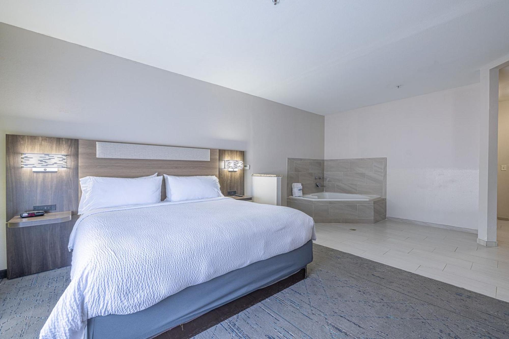 Holiday Inn Express & Suites College Station By Ihg Экстерьер фото